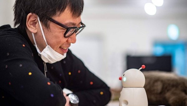 Robot pets help ease virus isolation in Japan