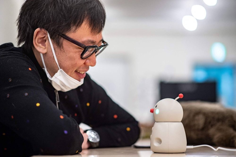 Robot pets help ease virus isolation in Japan